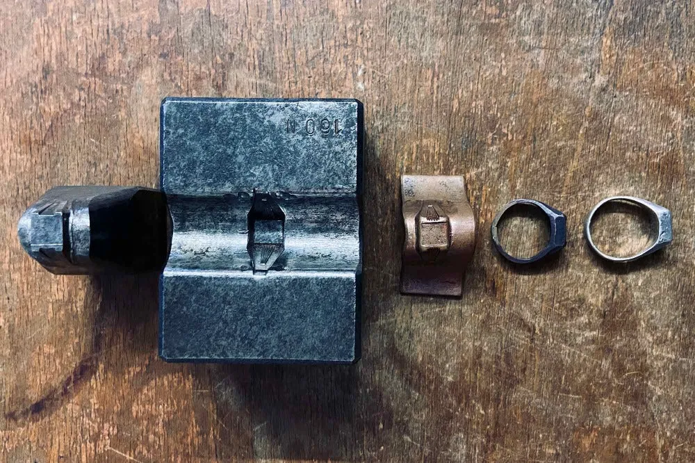 #037 - Signet Ring Anchor