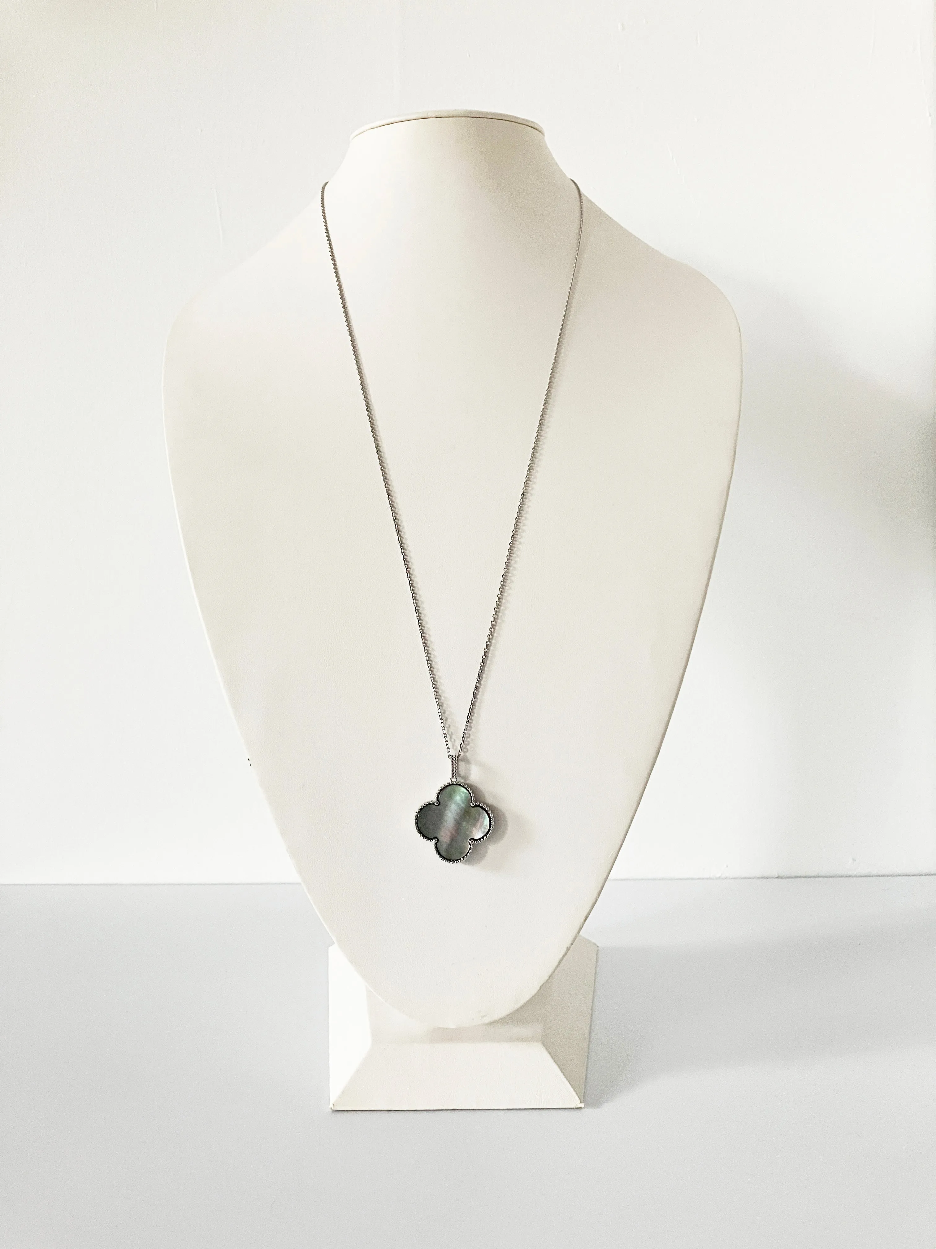 Large Gray Mother of Pearl Quatrefoil Motif Pendant in Silver