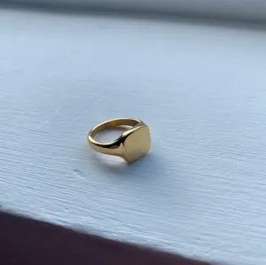 Square Smooth Signet Ring - Gold